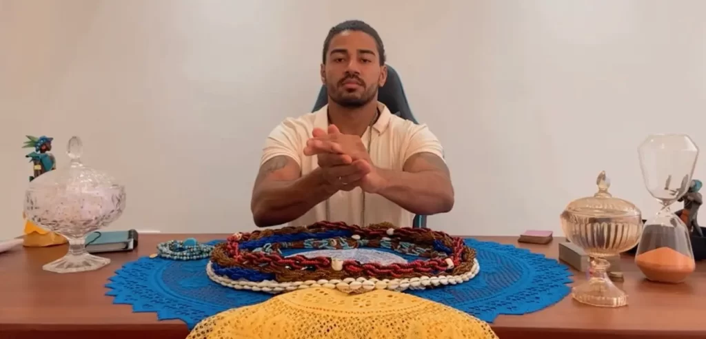 Foto do sacerdote paulo sentado à mesa em seu consultório em salvador.